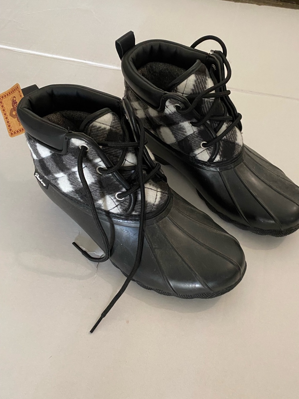 Skechers Black Lace-Up Boots with Gray Fabric Lining Women’s Size 10 NWT